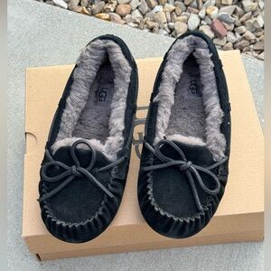 NEW UGG Dakota Womens Suede Shearling Lined Moccasin Slippers. Size 8